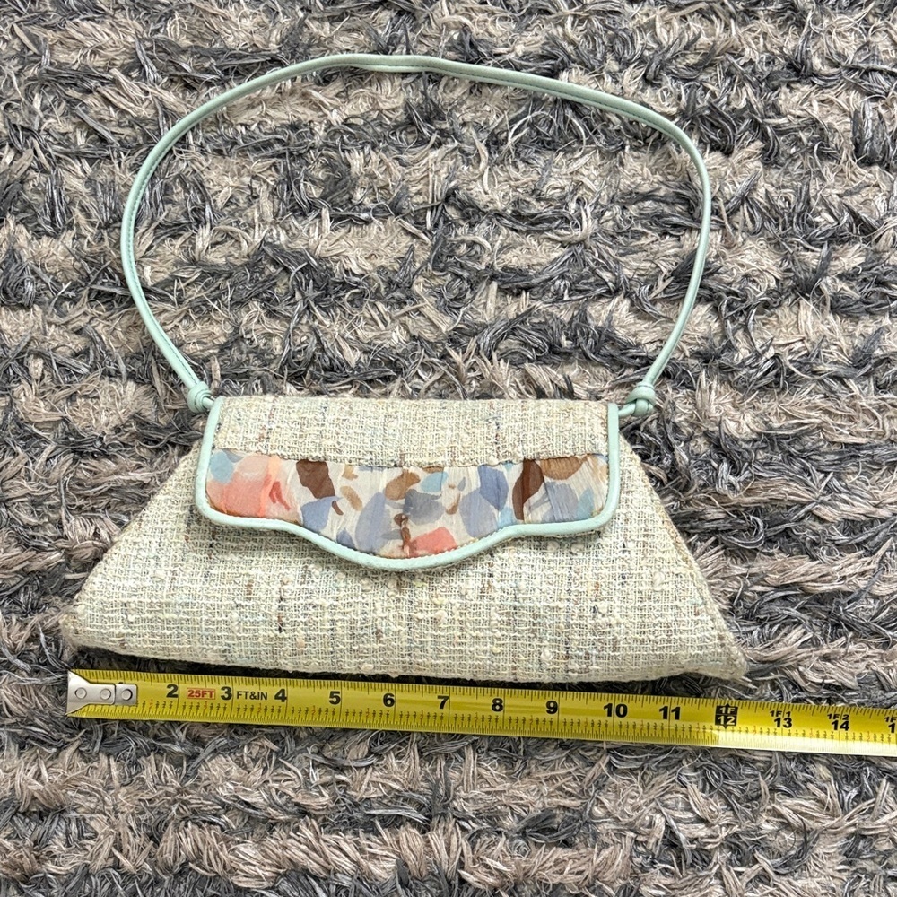 Chic Woven Shoulder Bag with Pastel Details - Picture 10 of 11